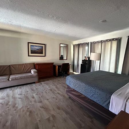 Econo Lodge Inn & Suites On The River Гетлинбург Екстериор снимка