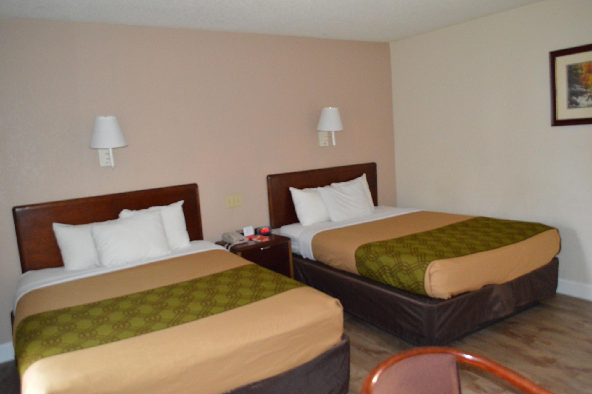 Econo Lodge Inn & Suites On The River Гетлинбург Екстериор снимка