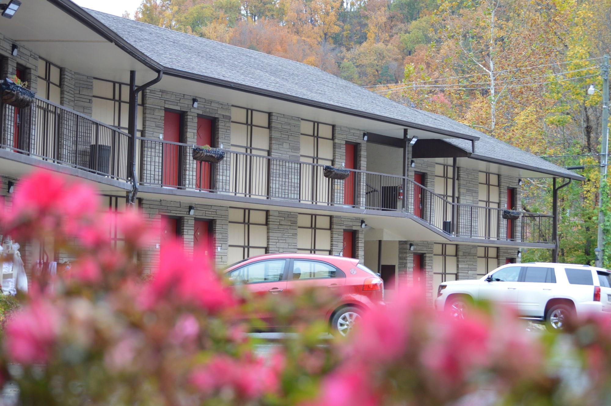 Econo Lodge Inn & Suites On The River Гетлинбург Екстериор снимка