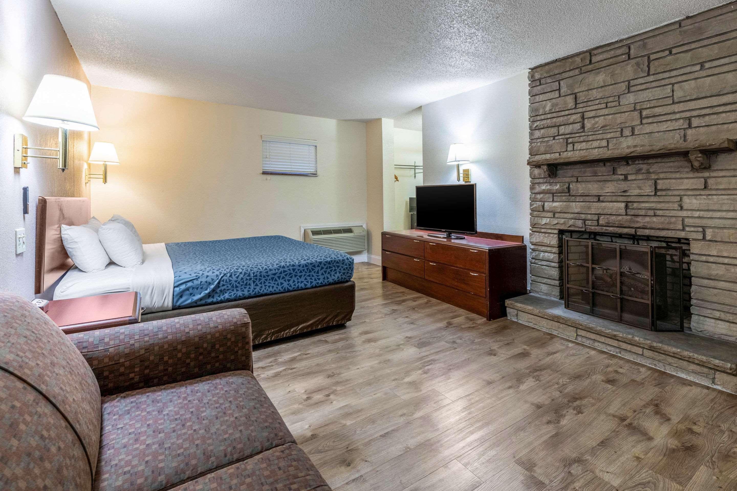 Econo Lodge Inn & Suites On The River Гетлинбург Екстериор снимка