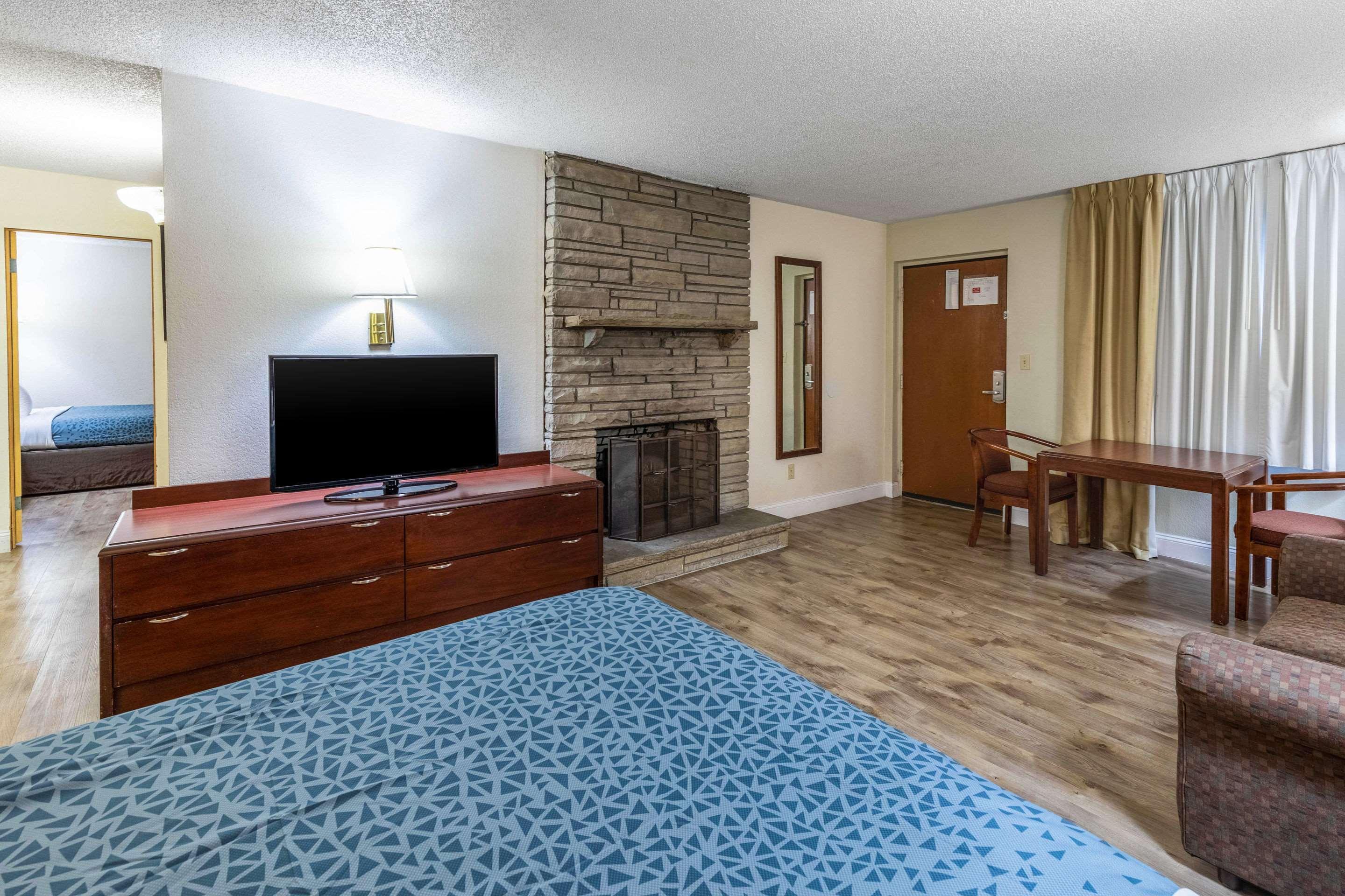 Econo Lodge Inn & Suites On The River Гетлинбург Екстериор снимка