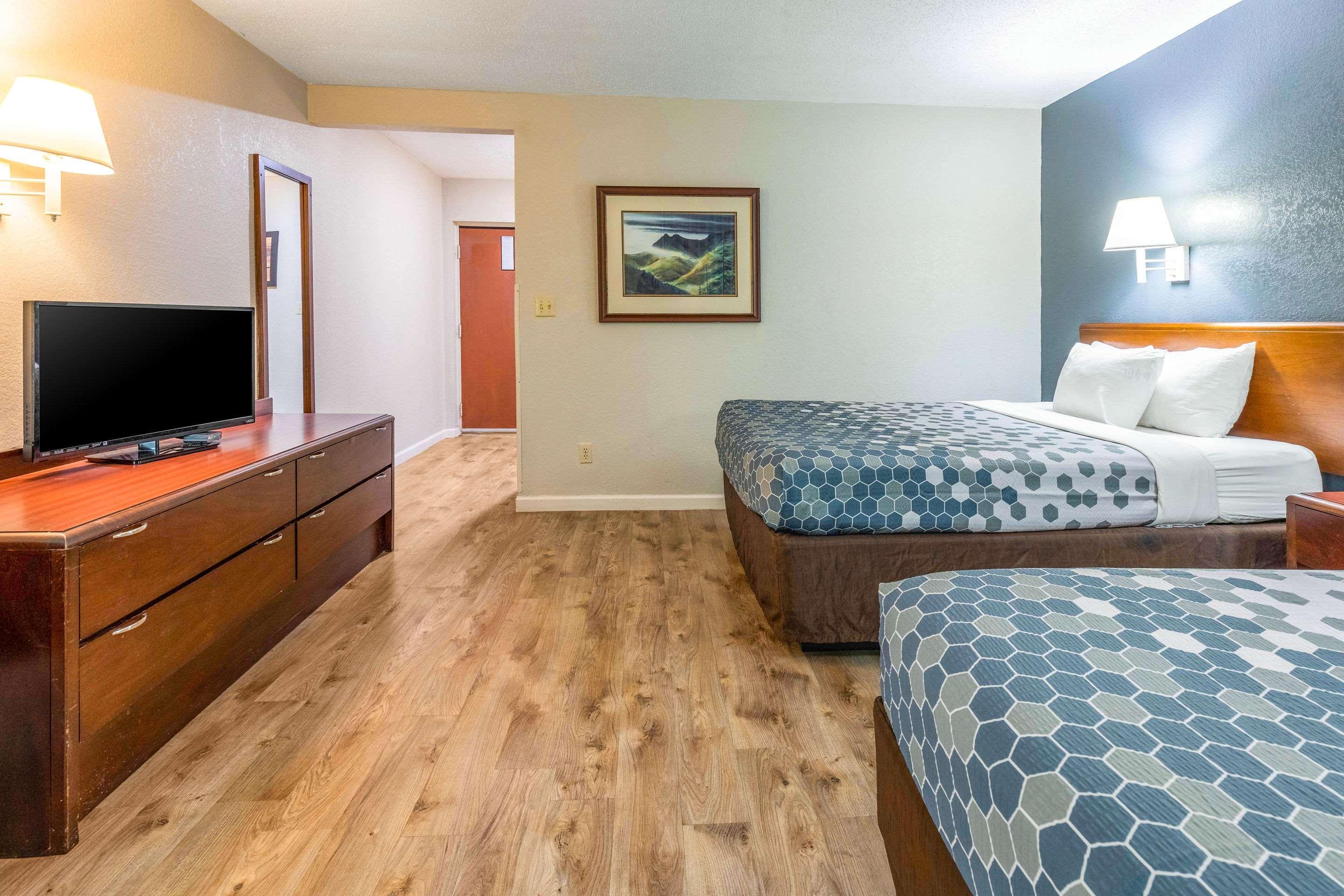 Econo Lodge Inn & Suites On The River Гетлинбург Екстериор снимка