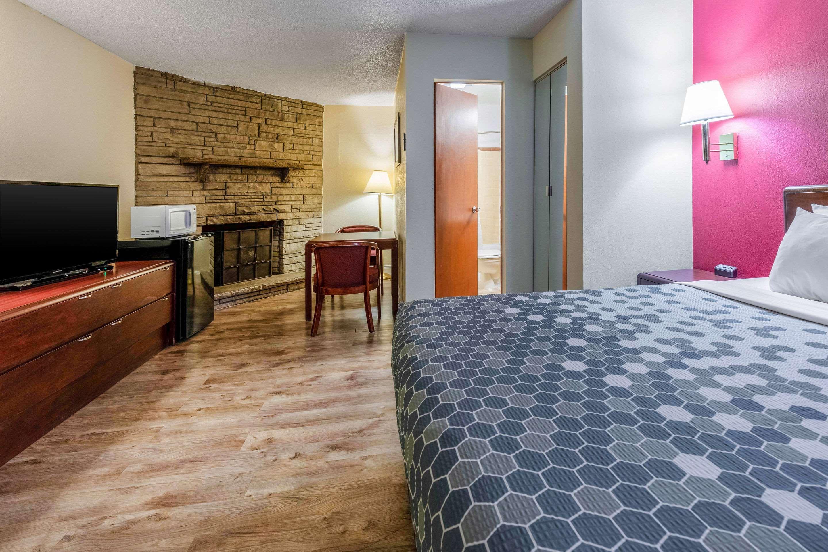 Econo Lodge Inn & Suites On The River Гетлинбург Екстериор снимка