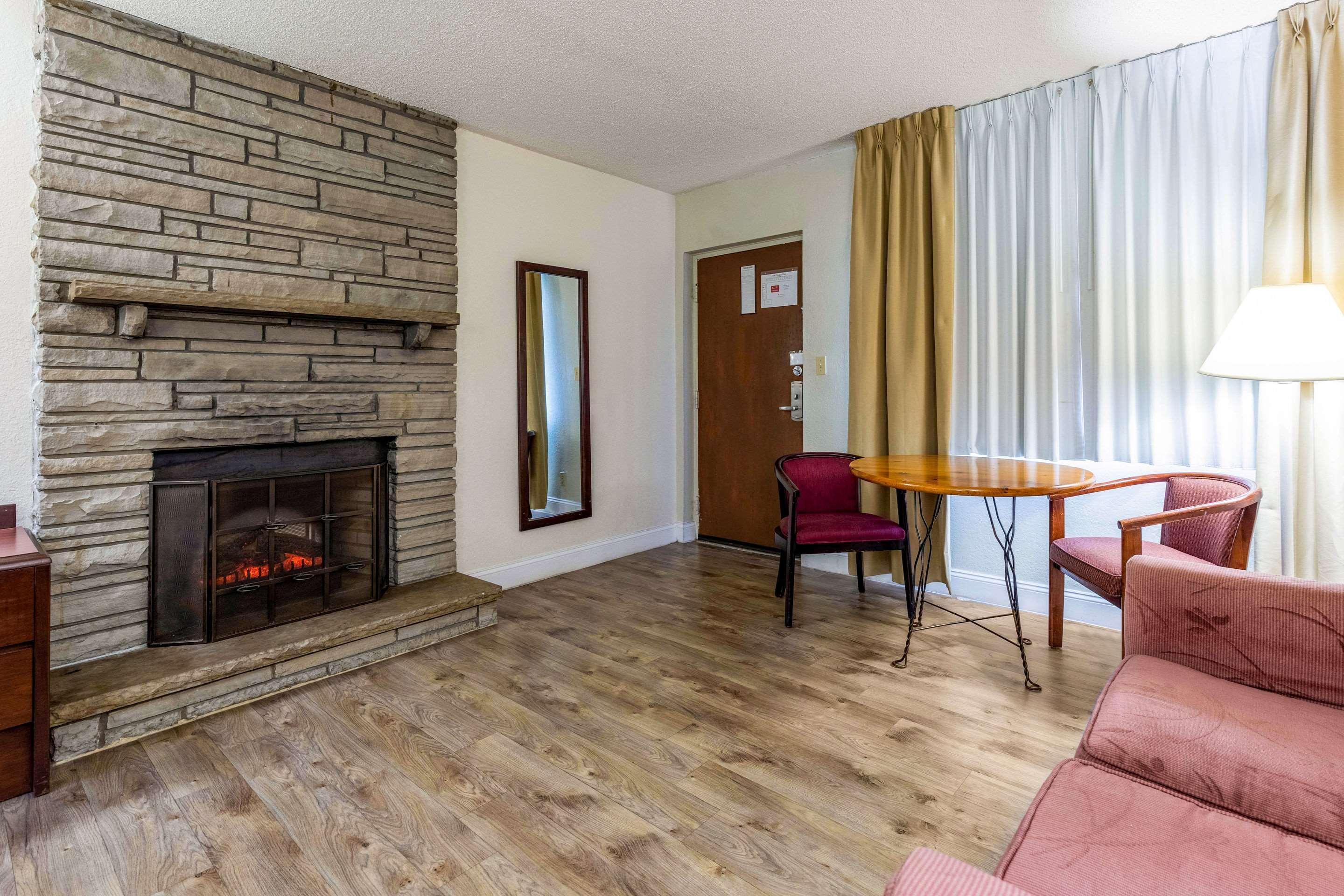 Econo Lodge Inn & Suites On The River Гетлинбург Екстериор снимка