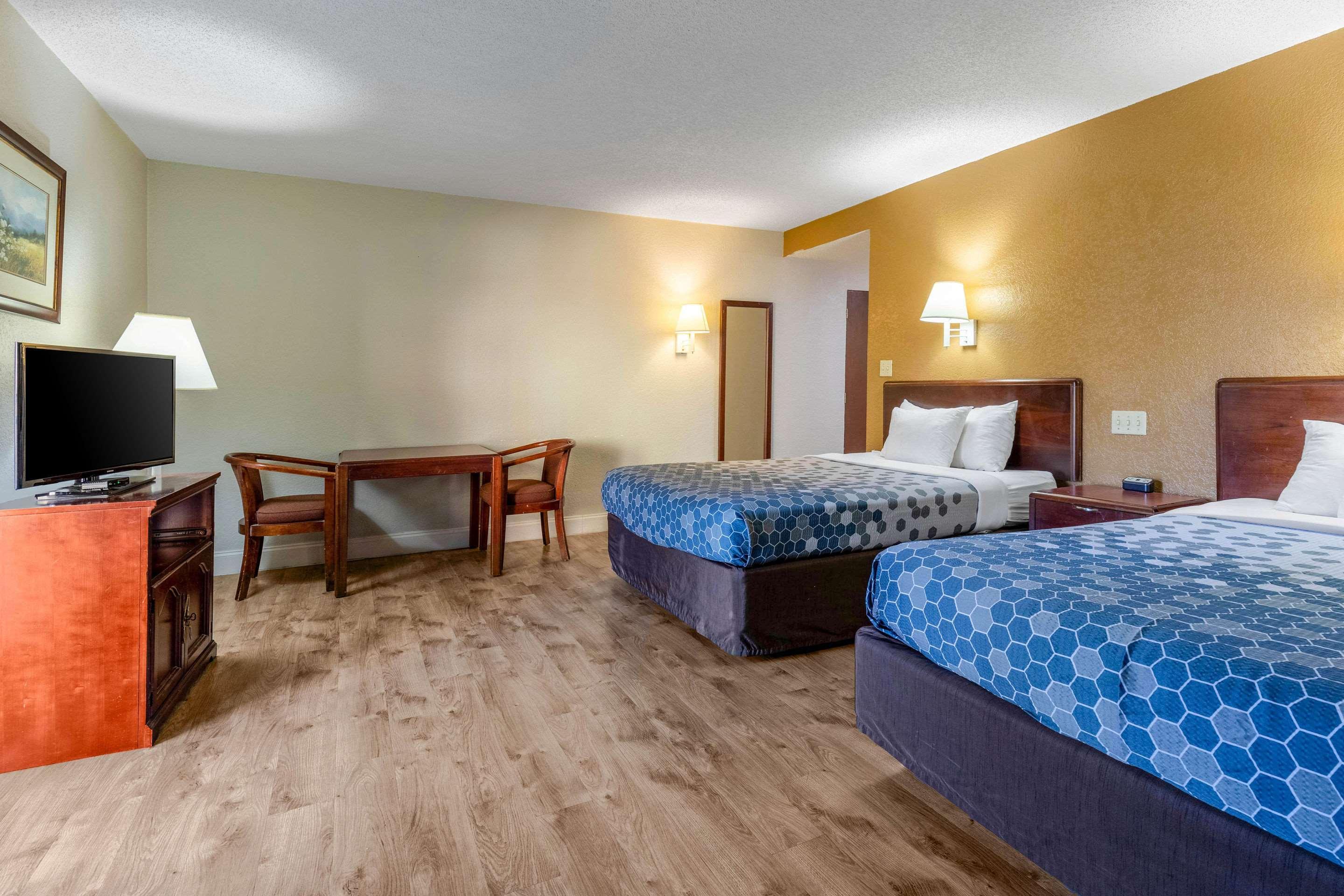 Econo Lodge Inn & Suites On The River Гетлинбург Екстериор снимка