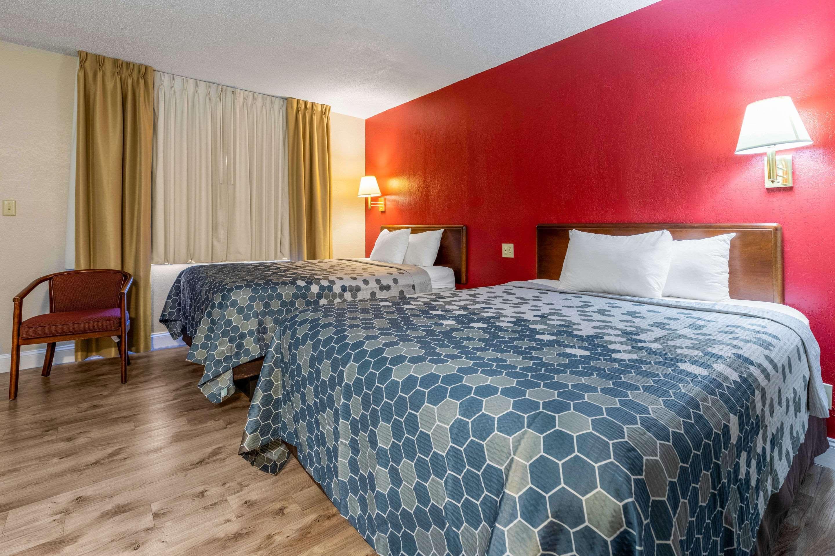 Econo Lodge Inn & Suites On The River Гетлинбург Екстериор снимка