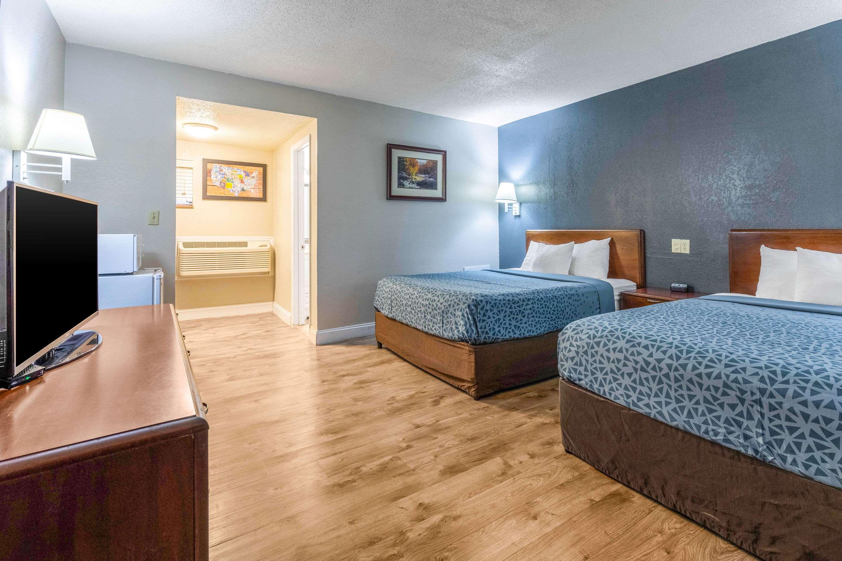 Econo Lodge Inn & Suites On The River Гетлинбург Екстериор снимка