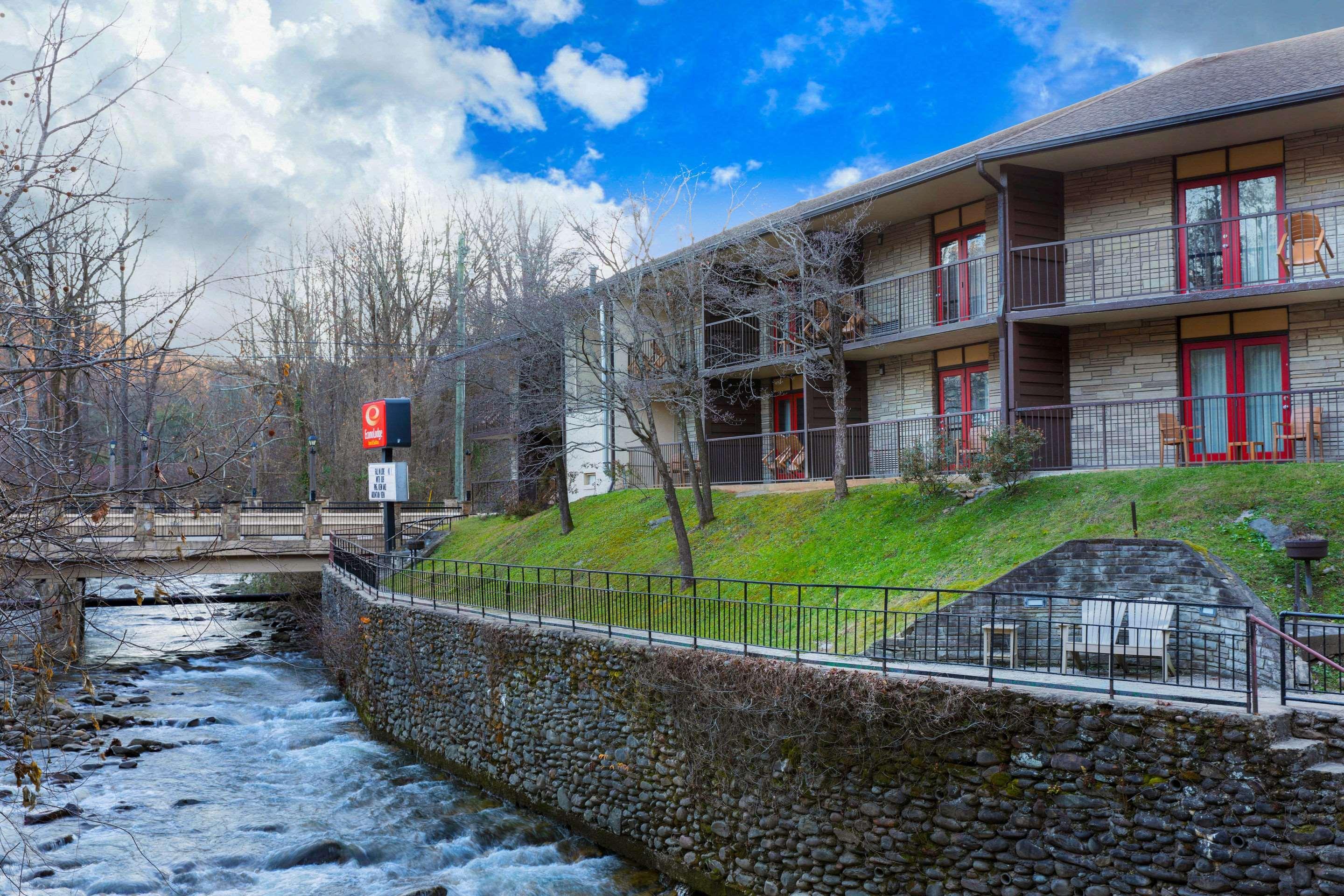 Econo Lodge Inn & Suites On The River Гетлинбург Екстериор снимка