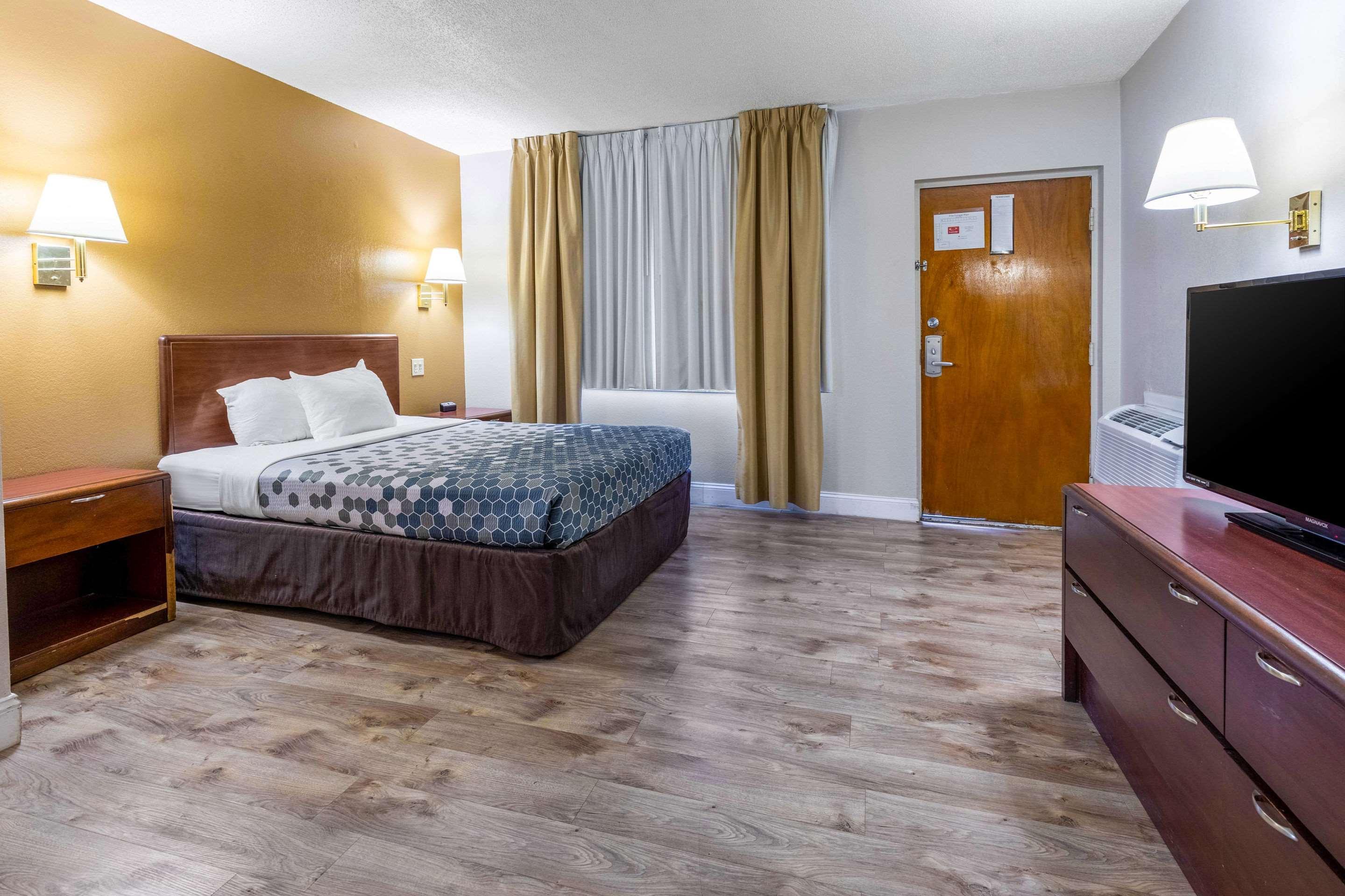 Econo Lodge Inn & Suites On The River Гетлинбург Екстериор снимка