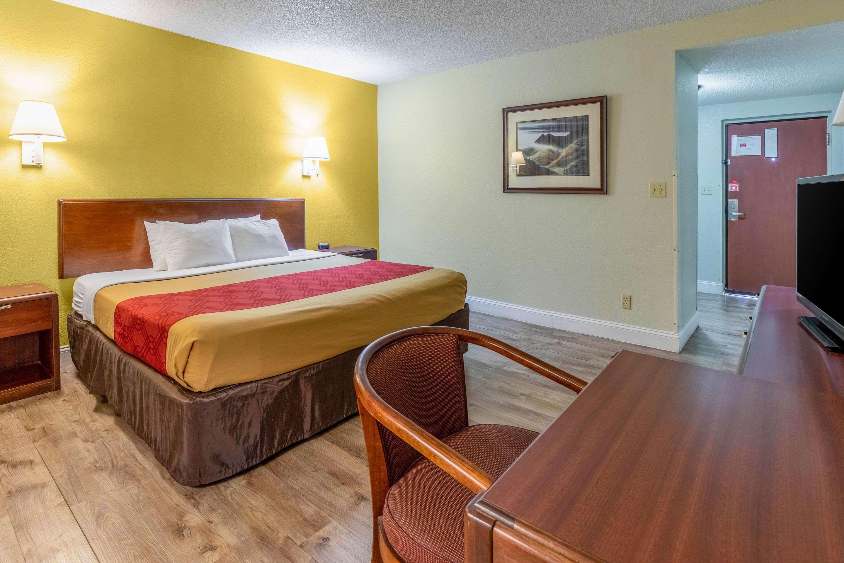 Econo Lodge Inn & Suites On The River Гетлинбург Екстериор снимка