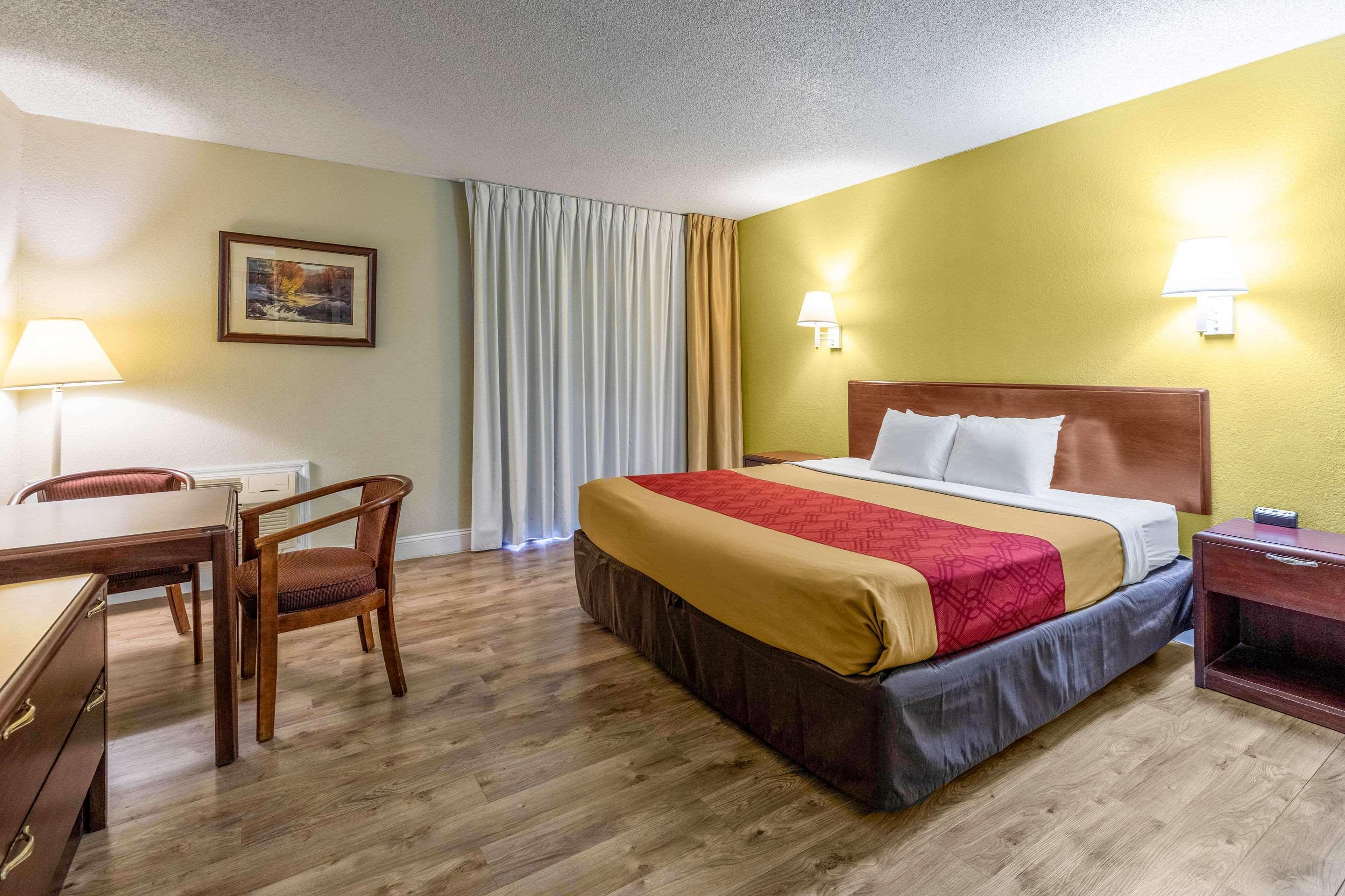 Econo Lodge Inn & Suites On The River Гетлинбург Екстериор снимка