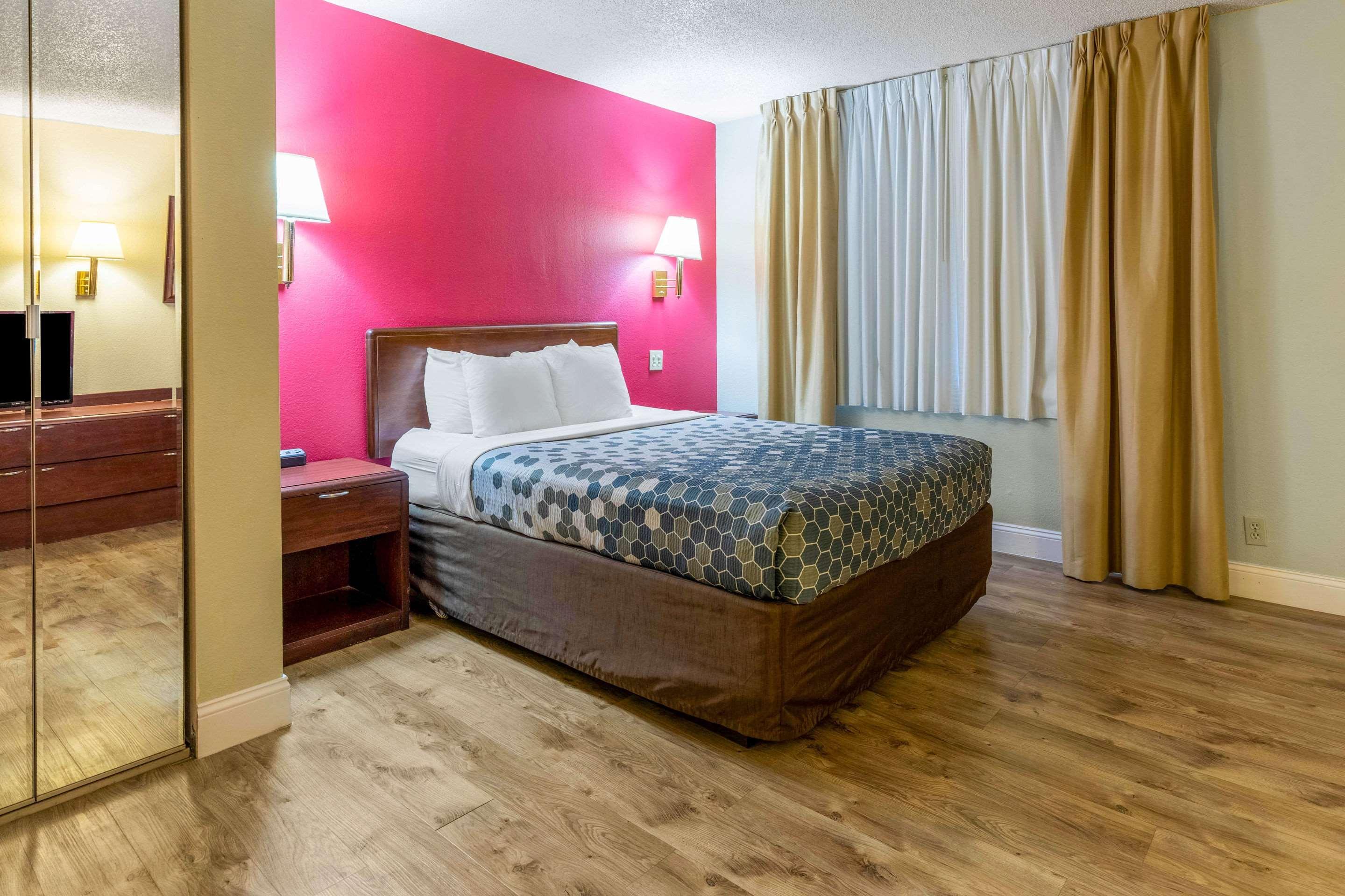 Econo Lodge Inn & Suites On The River Гетлинбург Екстериор снимка