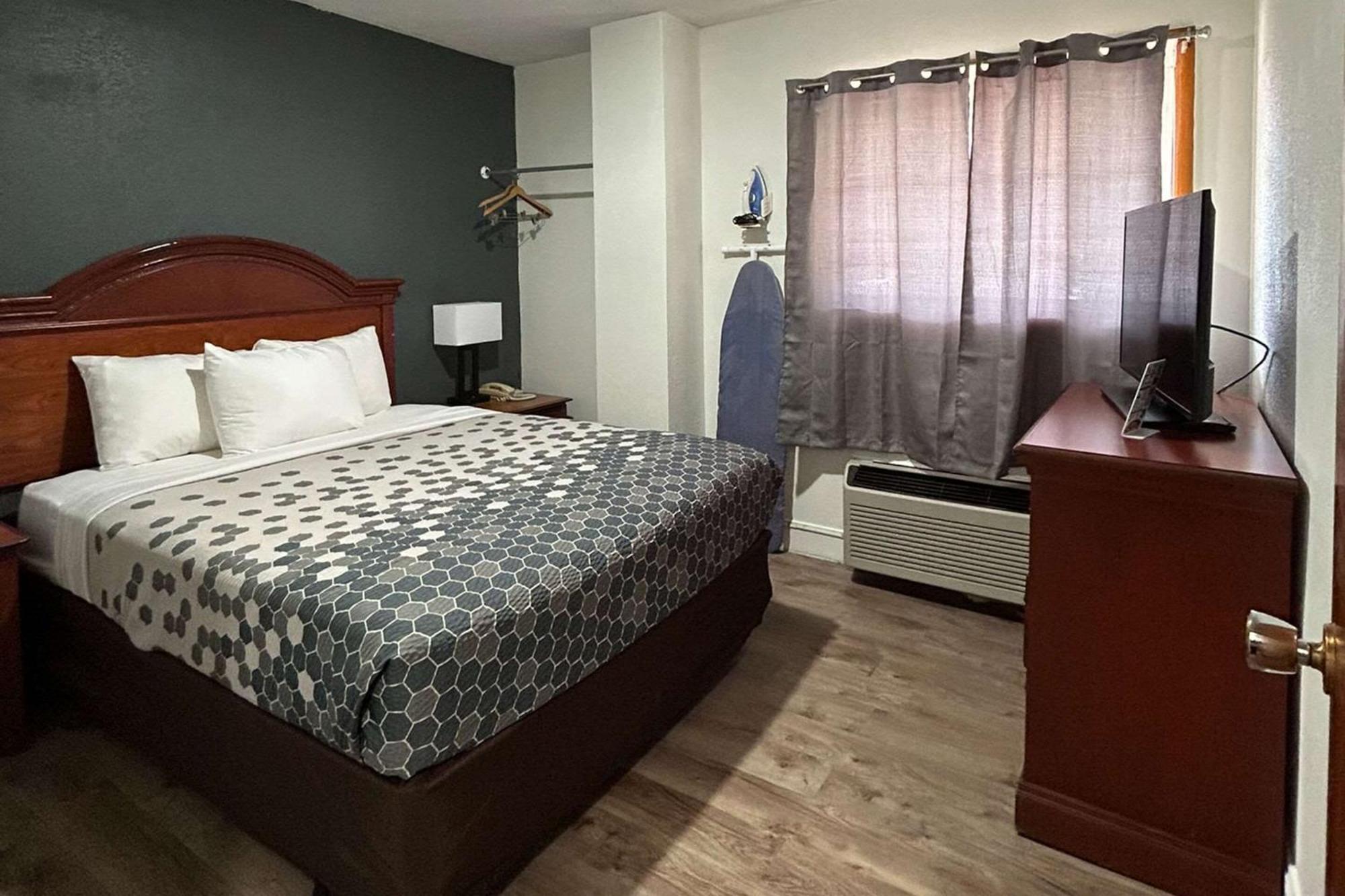 Econo Lodge Inn & Suites On The River Гетлинбург Екстериор снимка