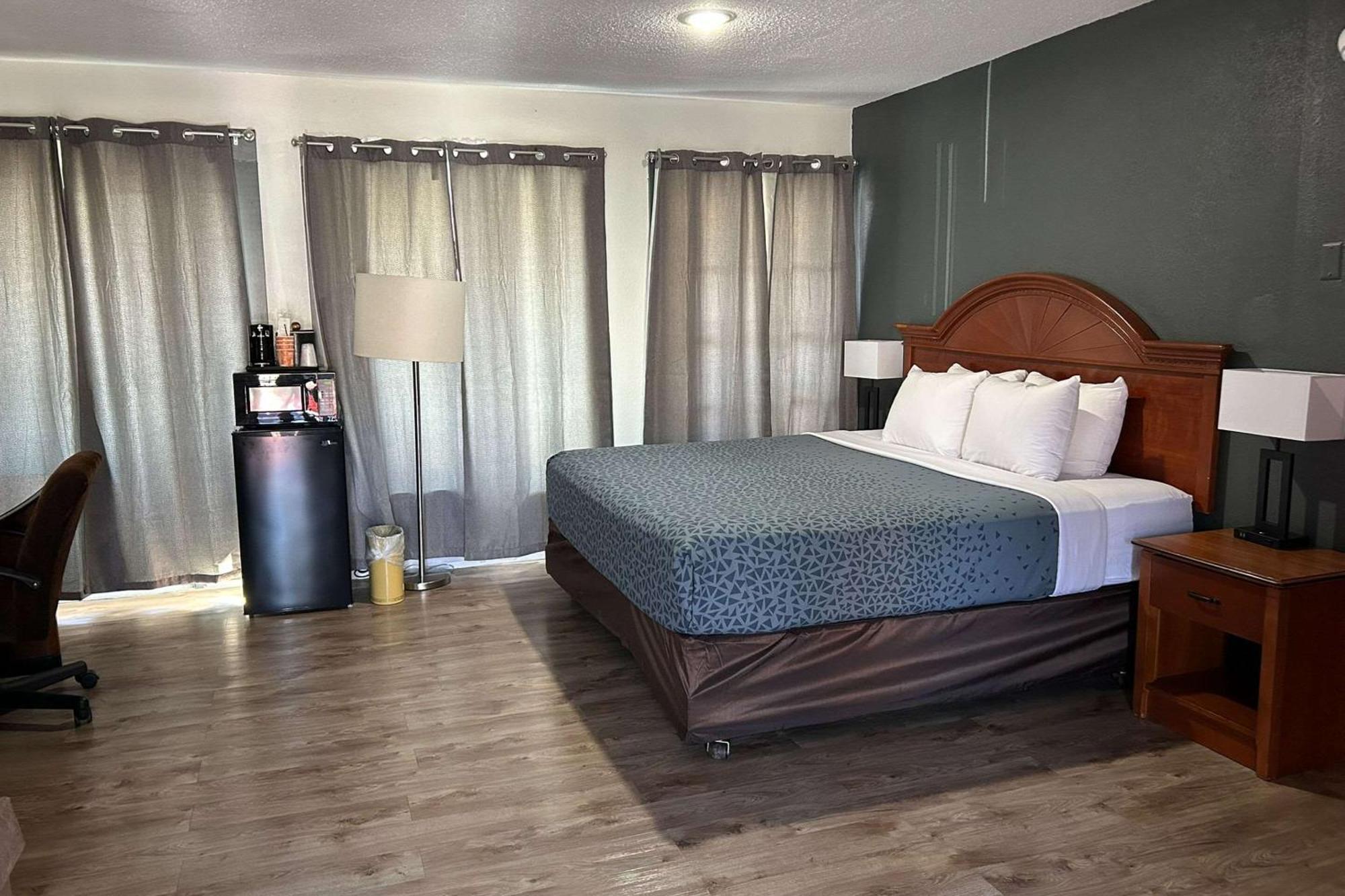 Econo Lodge Inn & Suites On The River Гетлинбург Екстериор снимка