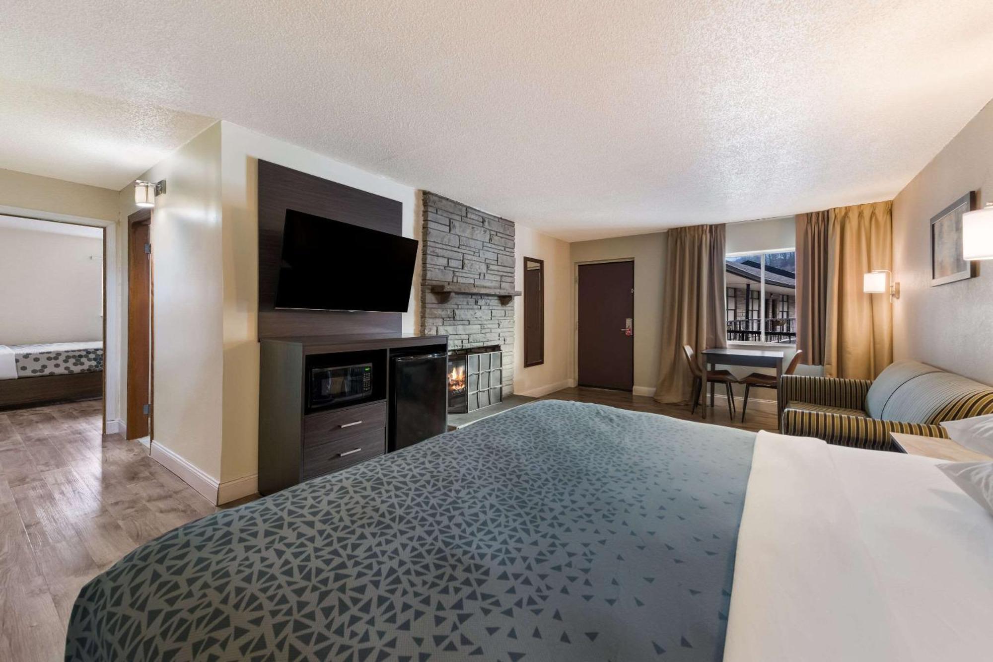 Econo Lodge Inn & Suites On The River Гетлинбург Екстериор снимка