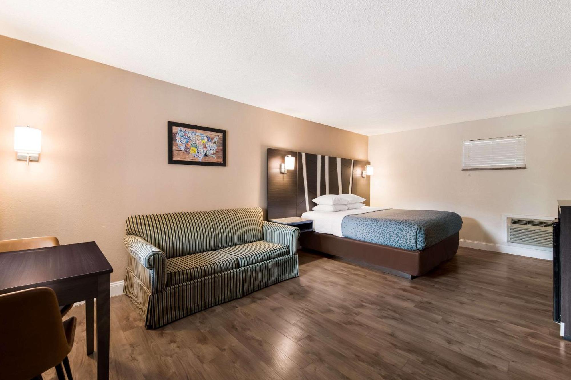 Econo Lodge Inn & Suites On The River Гетлинбург Екстериор снимка