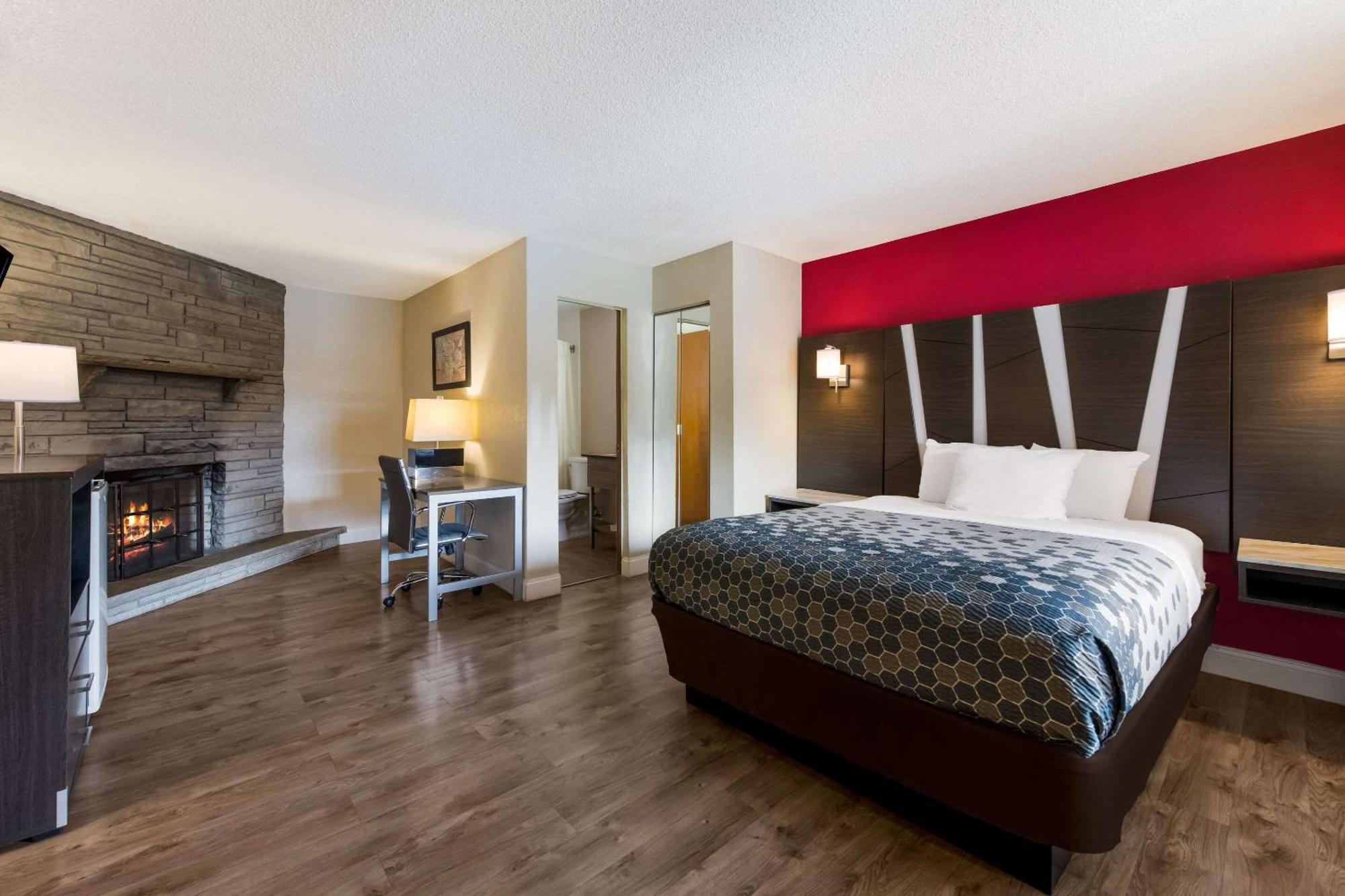 Econo Lodge Inn & Suites On The River Гетлинбург Екстериор снимка