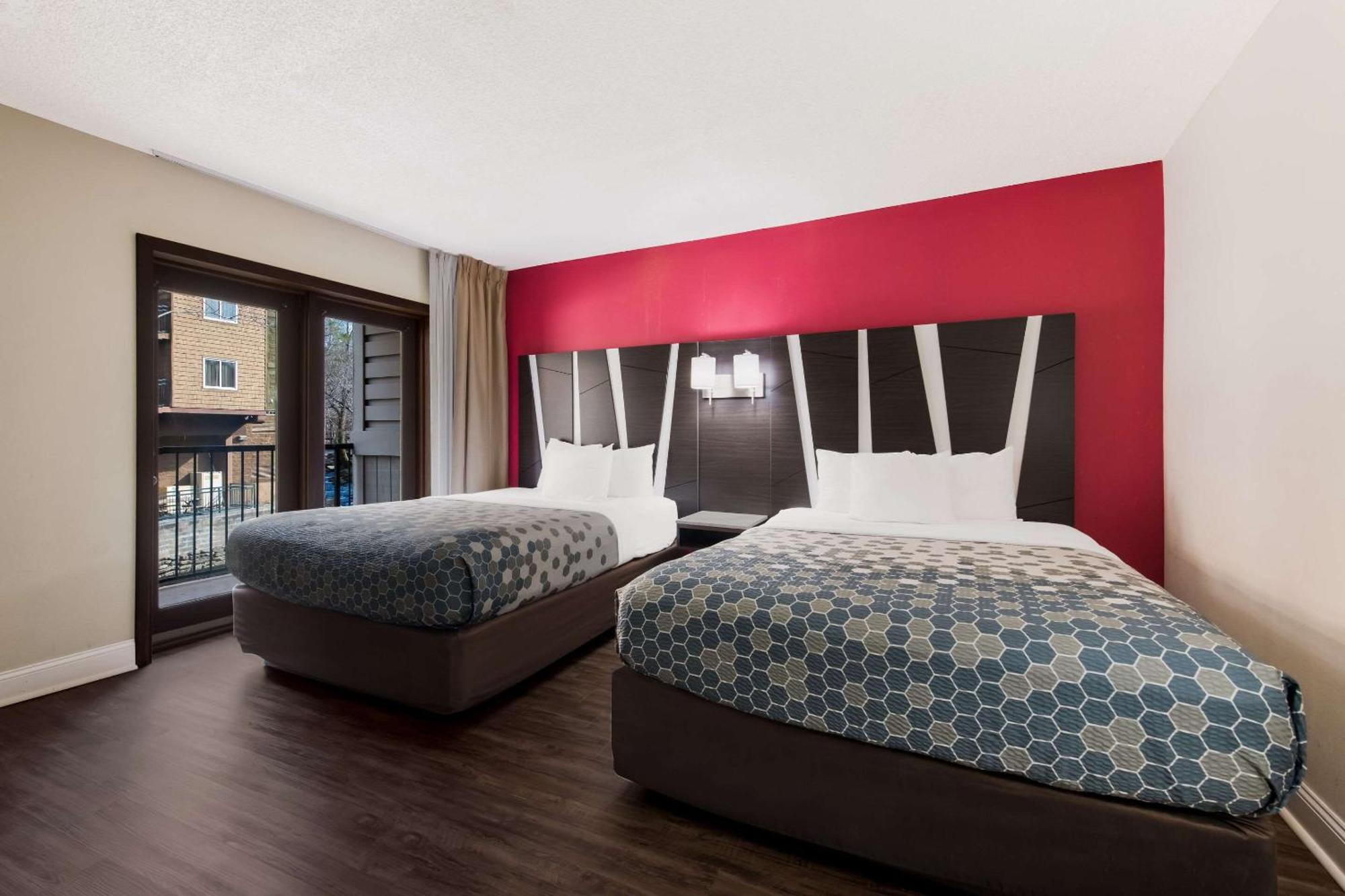 Econo Lodge Inn & Suites On The River Гетлинбург Екстериор снимка