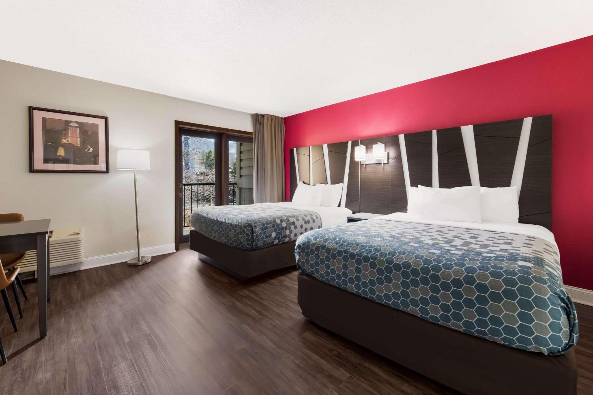 Econo Lodge Inn & Suites On The River Гетлинбург Екстериор снимка