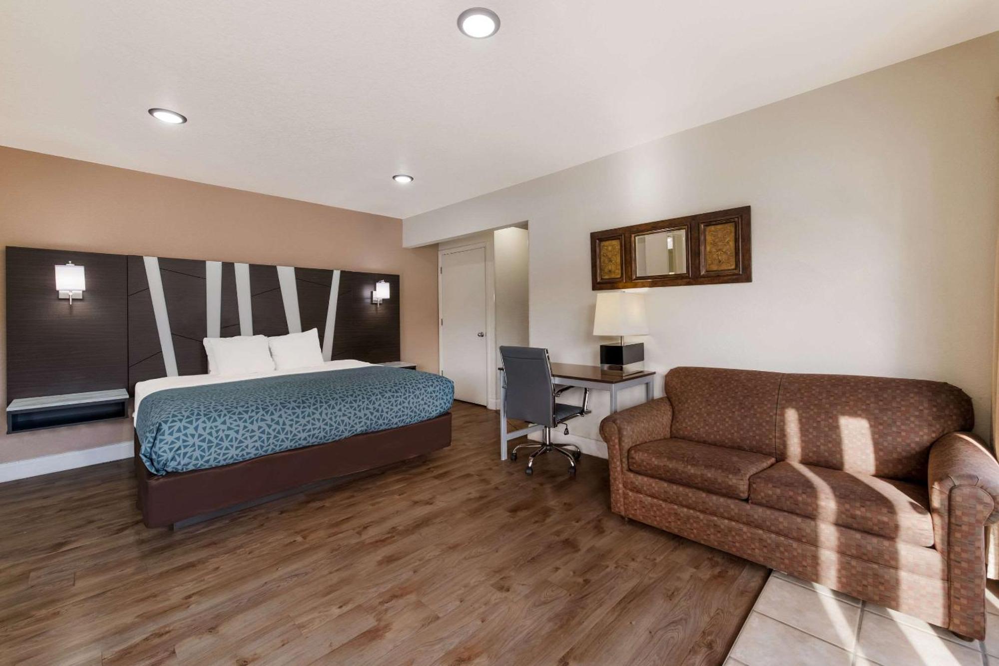 Econo Lodge Inn & Suites On The River Гетлинбург Екстериор снимка