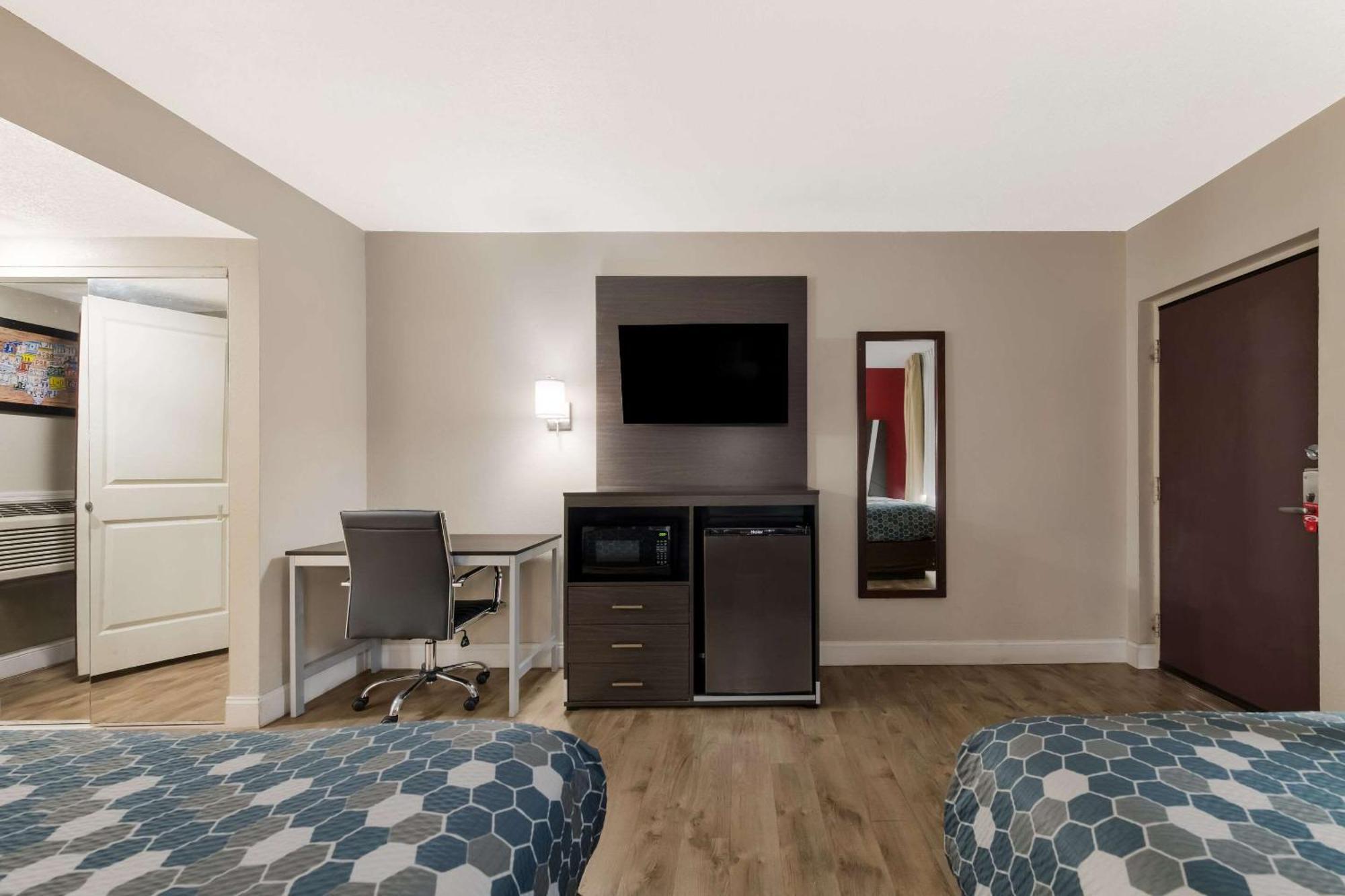 Econo Lodge Inn & Suites On The River Гетлинбург Екстериор снимка