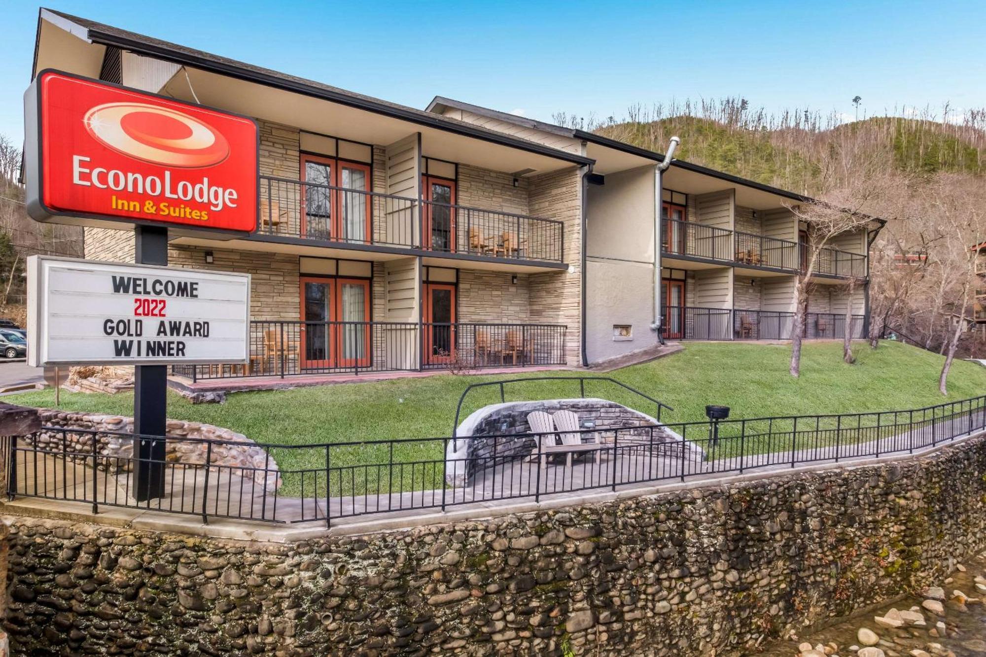 Econo Lodge Inn & Suites On The River Гетлинбург Екстериор снимка