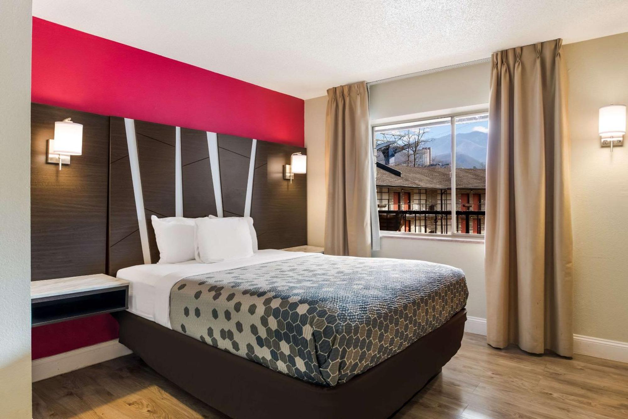 Econo Lodge Inn & Suites On The River Гетлинбург Екстериор снимка
