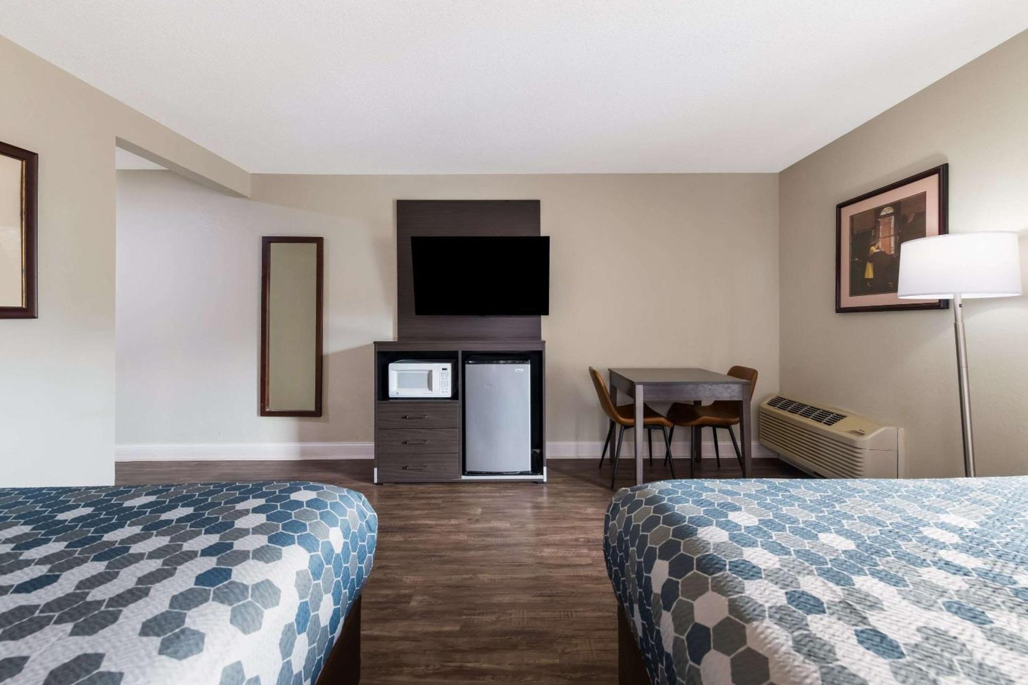 Econo Lodge Inn & Suites On The River Гетлинбург Екстериор снимка
