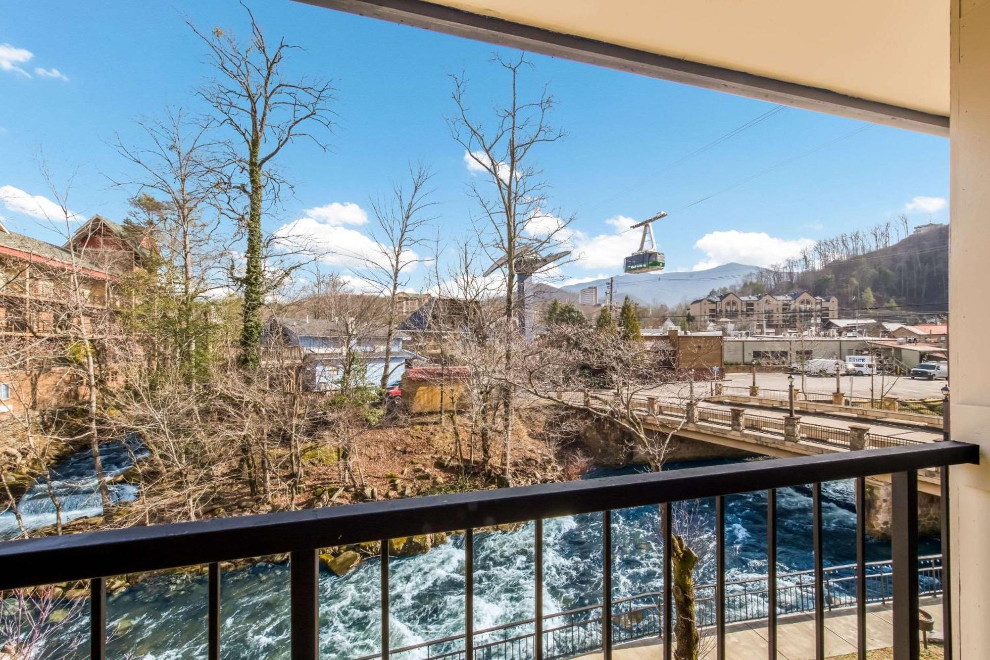 Econo Lodge Inn & Suites On The River Гетлинбург Екстериор снимка