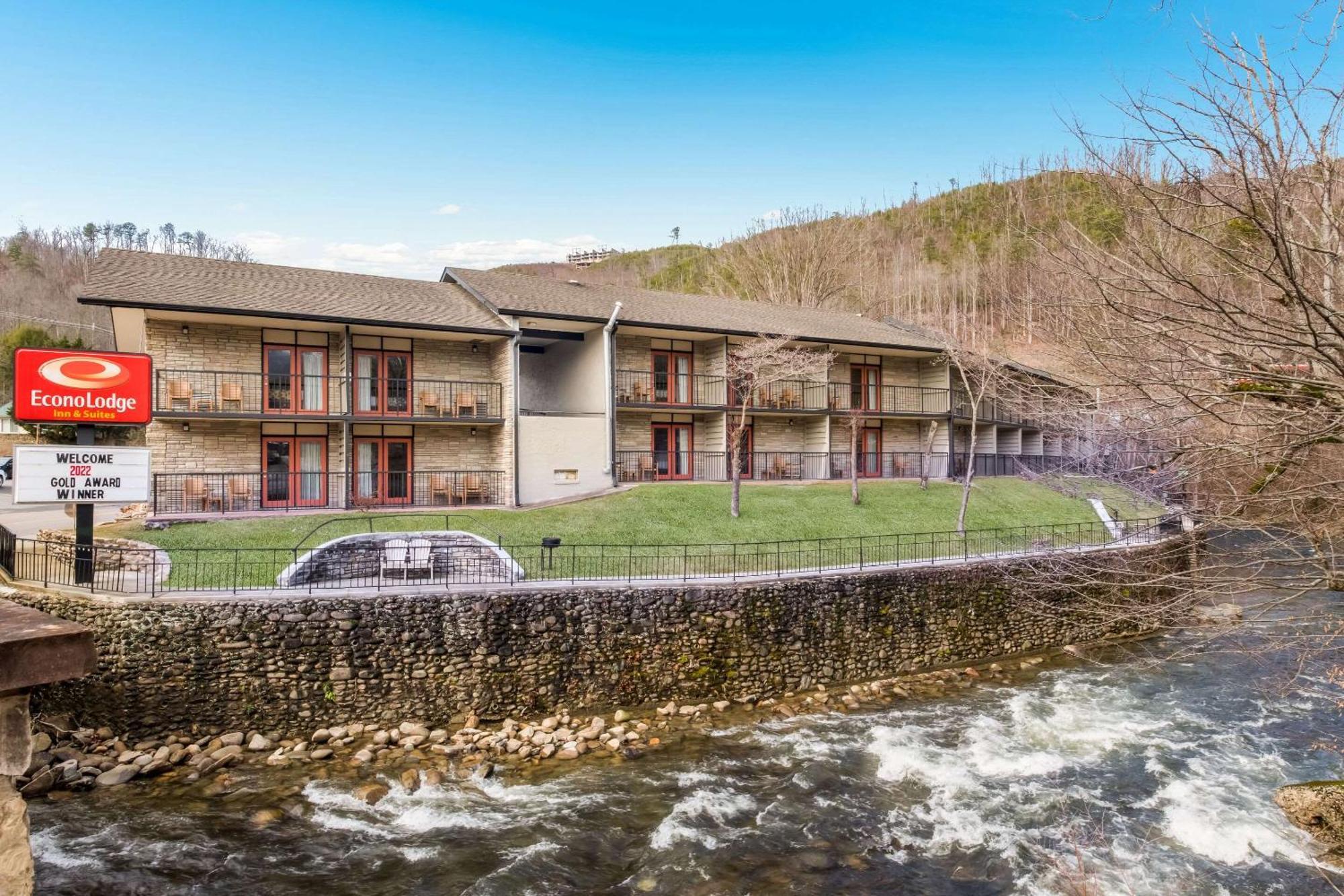 Econo Lodge Inn & Suites On The River Гетлинбург Екстериор снимка