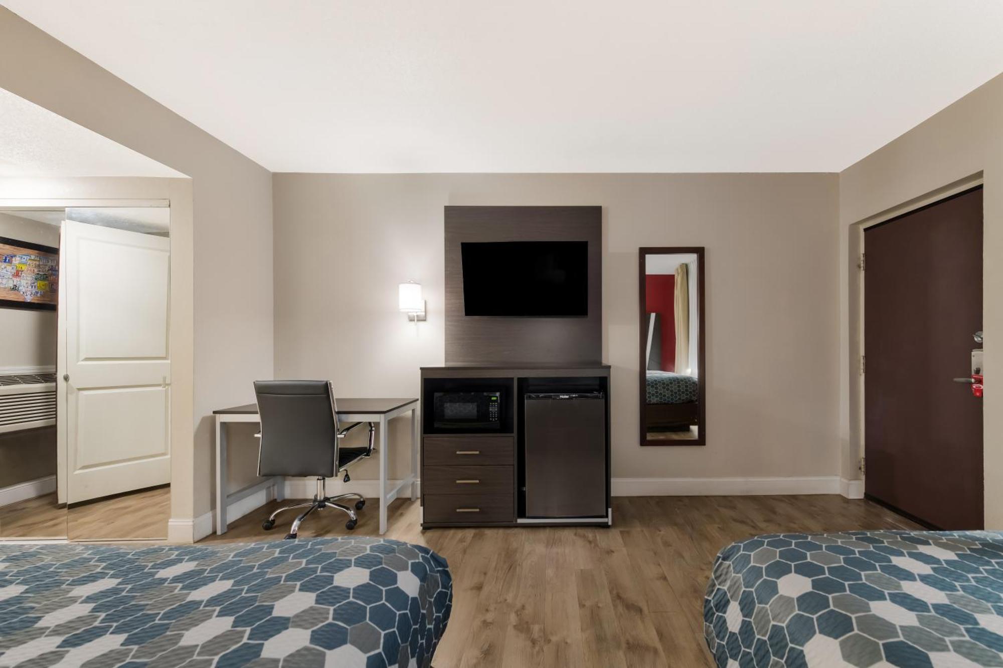 Econo Lodge Inn & Suites On The River Гетлинбург Екстериор снимка