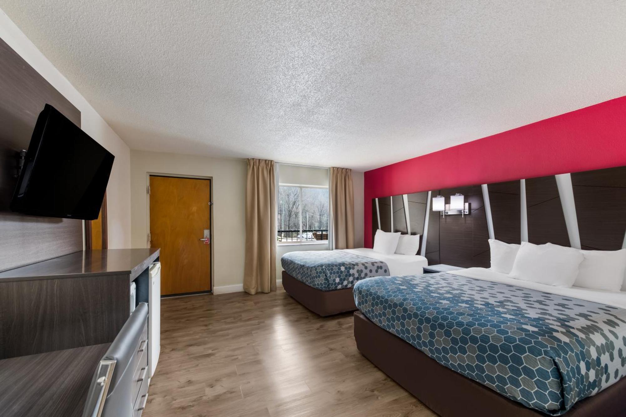 Econo Lodge Inn & Suites On The River Гетлинбург Екстериор снимка