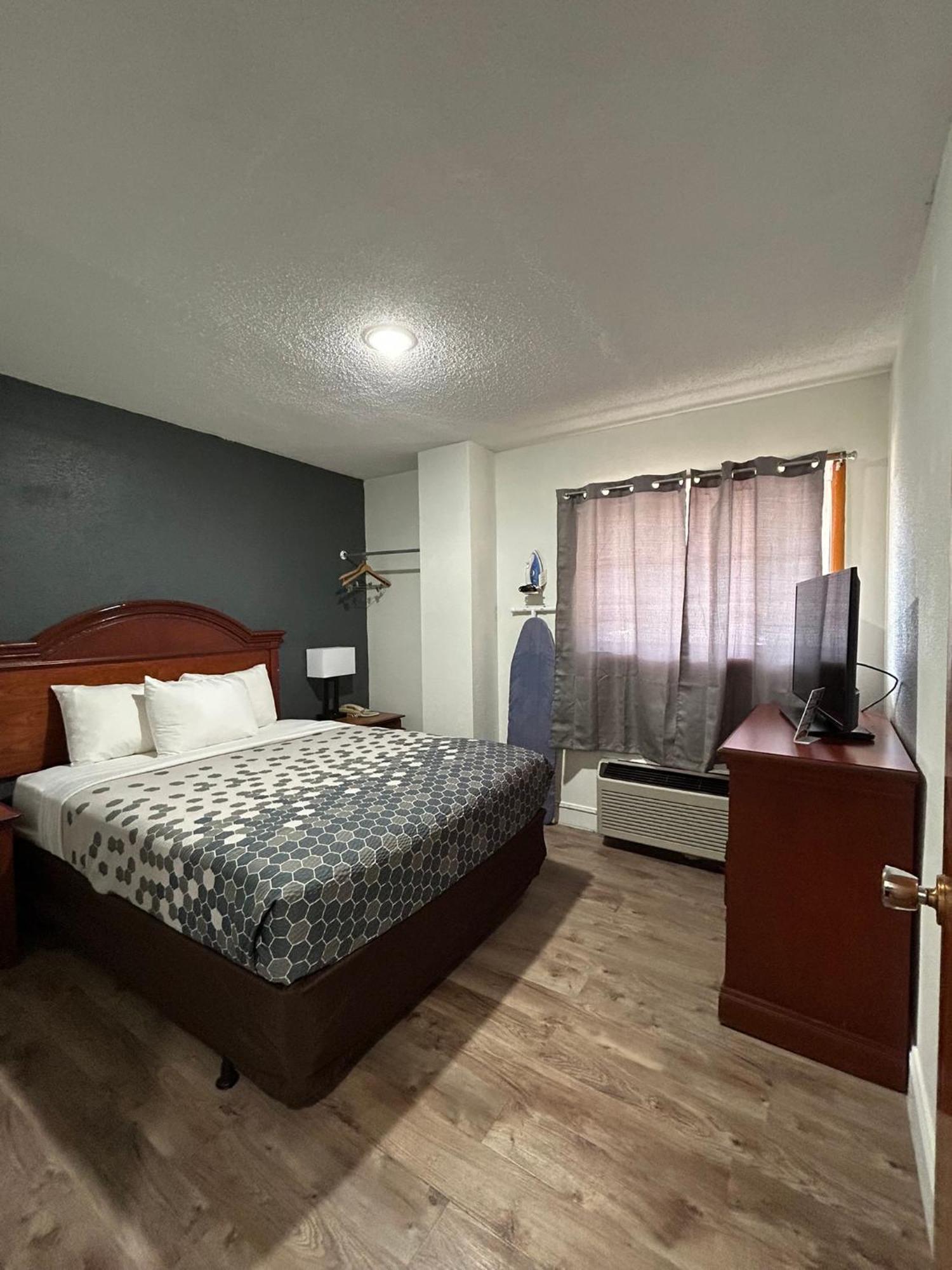 Econo Lodge Inn & Suites On The River Гетлинбург Екстериор снимка