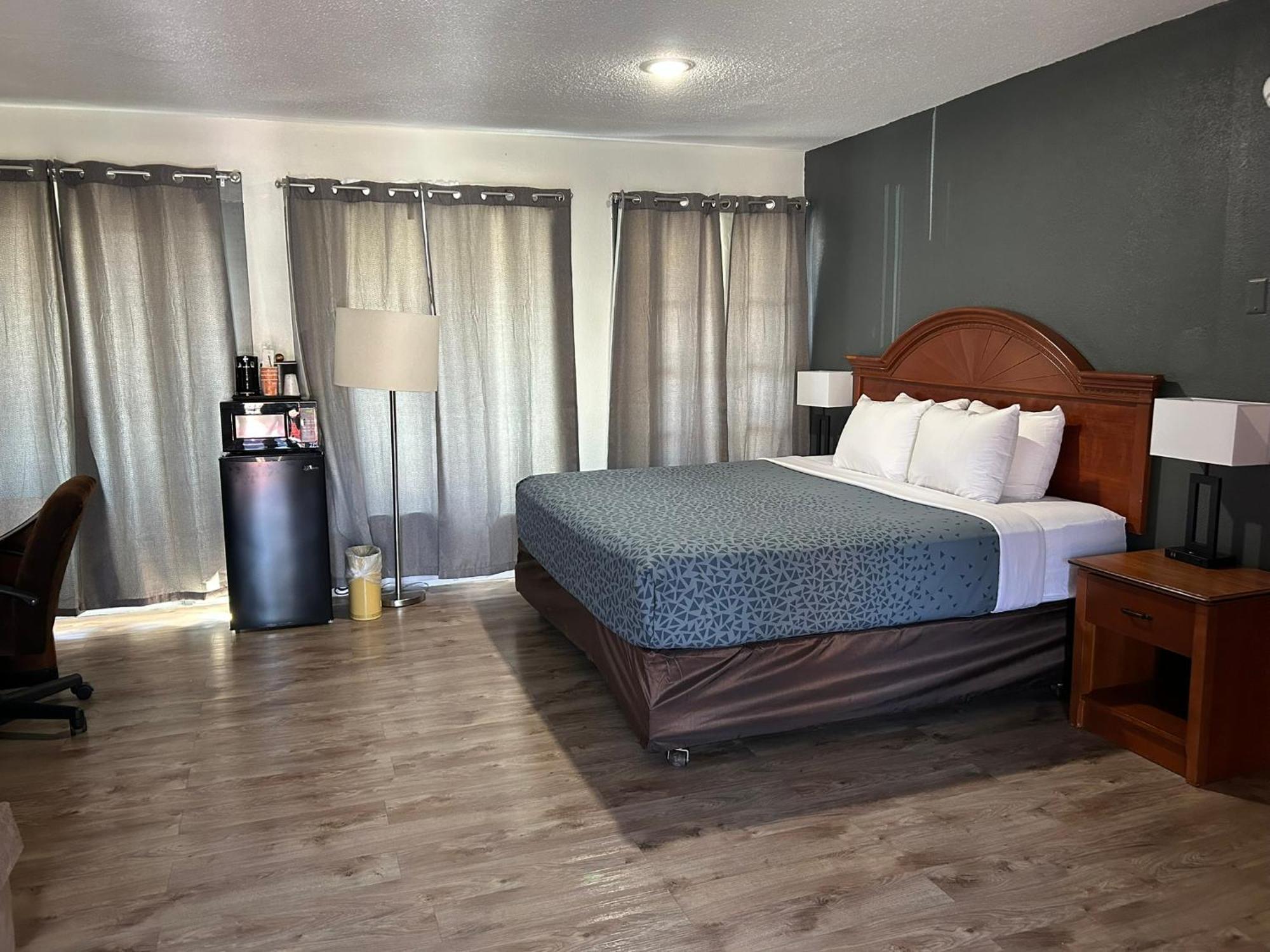 Econo Lodge Inn & Suites On The River Гетлинбург Екстериор снимка